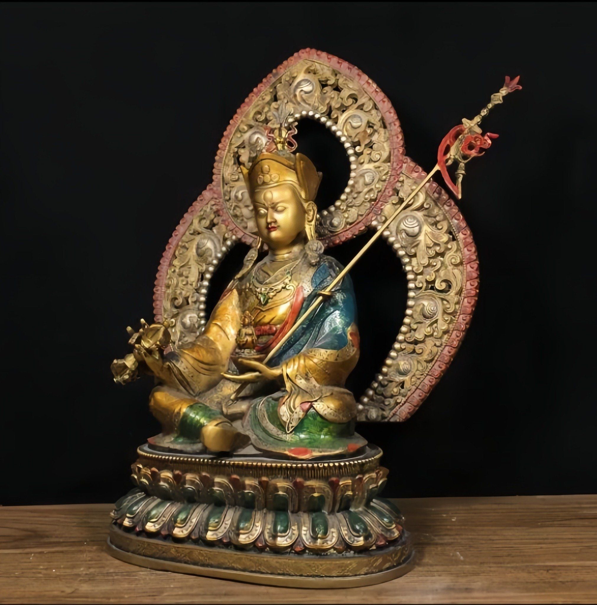  Tượng cổ Phật trên đài sen 