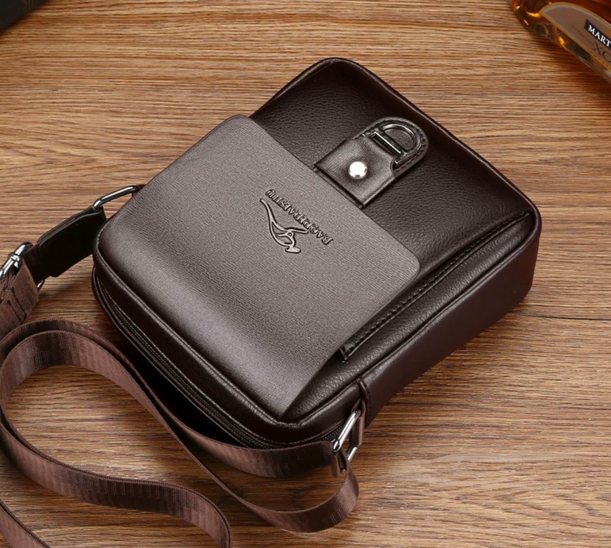  Túi đeo chéo nam cao cấp  Chất liệu da PU + lót polyester 