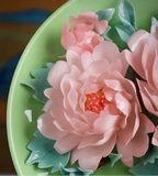  Đĩa Hoa mẫu đơn nở trên đĩa 