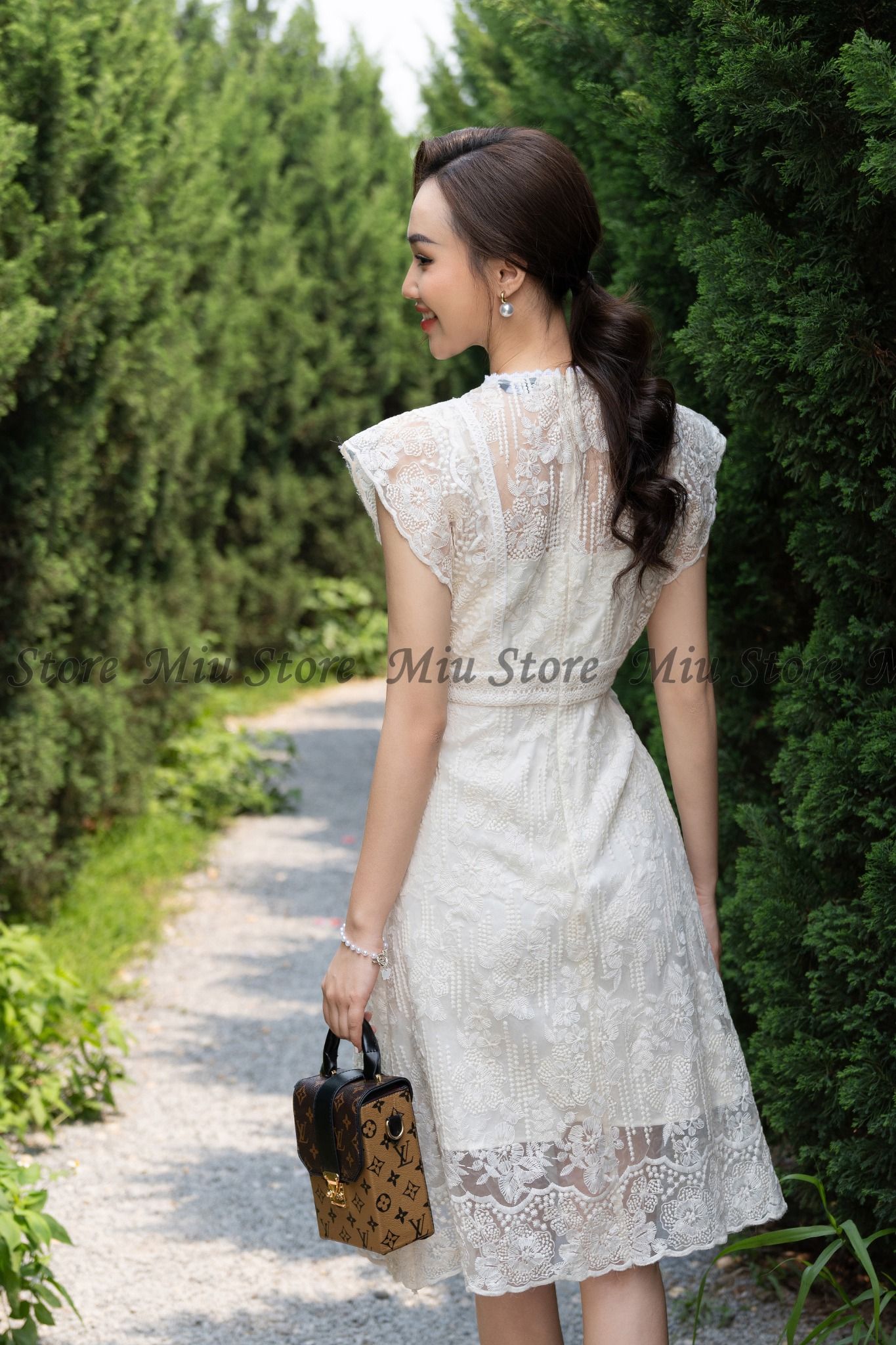 Nàng da ngăm đen nên mặc váy màu gì tôn dáng và quyến rũ