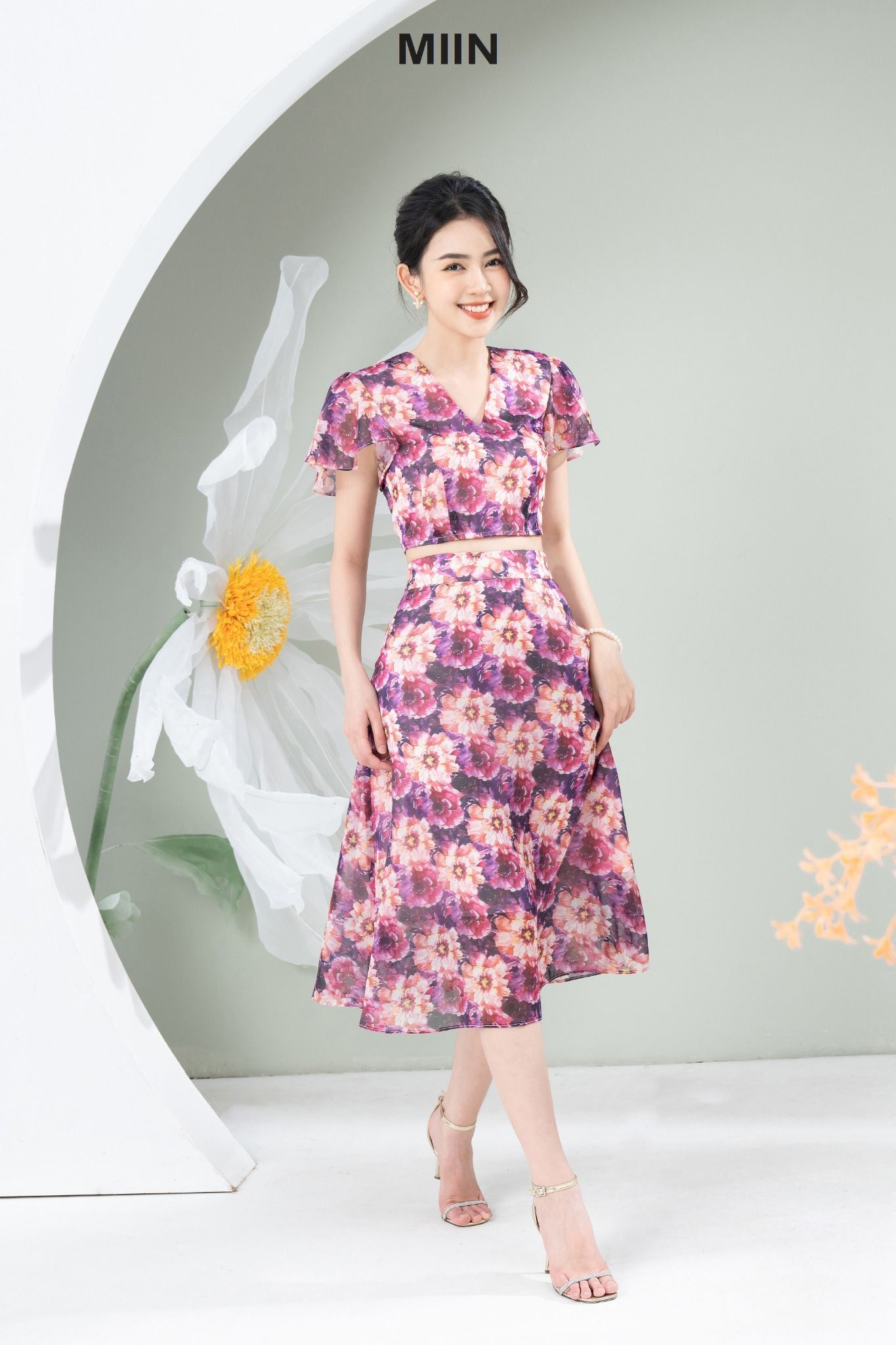 Set Đồ Bộ Áo Croptop Và Chân Váy Họa Tiết In Hoa