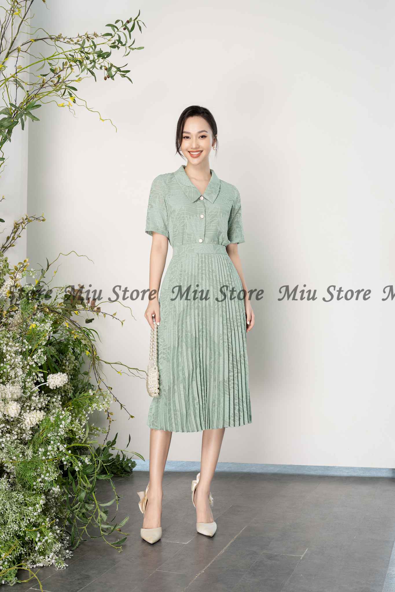 Set bộ công sở nữ gồm áo dài tay cổ vest và chân váy xếp ly | Set Bộ Công Sở