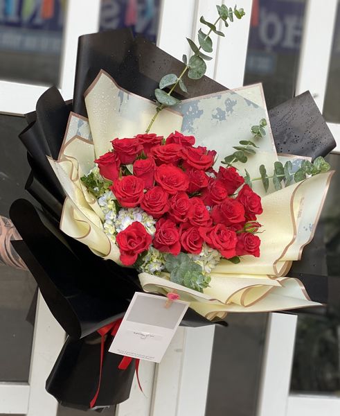 BÓ HOA 25 BÔNG HỒNG ĐỎ VÀ HOA CẨM TÚ CẦU