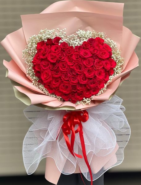 BÓ HOA 60 BÔNG HỒNG ĐỎ HÌNH TRÁI TIM