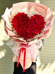 BÓ HOA 65 BÔNG HỒNG ĐỎ HÌNH TRÁI TIM