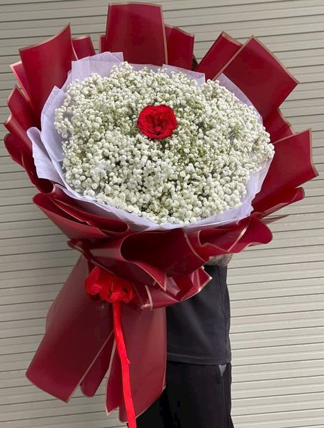 Bó Hoa Baby Trắng Mix 1 Hoa Hồng Đỏ To Dài