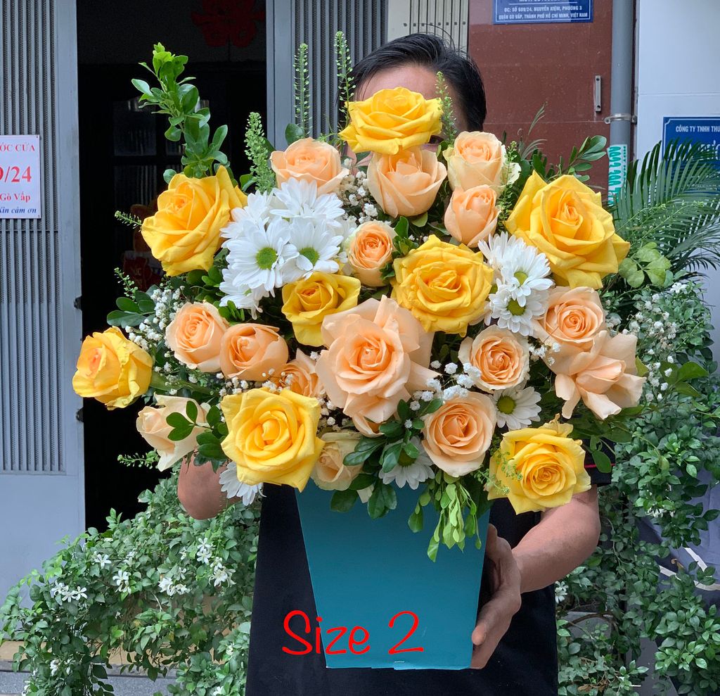 Hộp Hoa Tặng Ngày 8/3 Tone Vàng Cam
