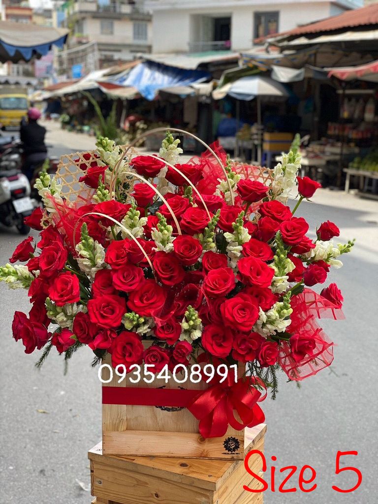 Hộp Hoa Tặng Ngày 8/3 Tone Đỏ Chủ Đạo