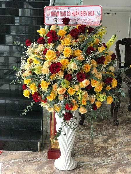 Bình Hoa Mừng Tiệc Tết Niên Màu Vàng