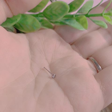 Khuyên mũi vàng trắng