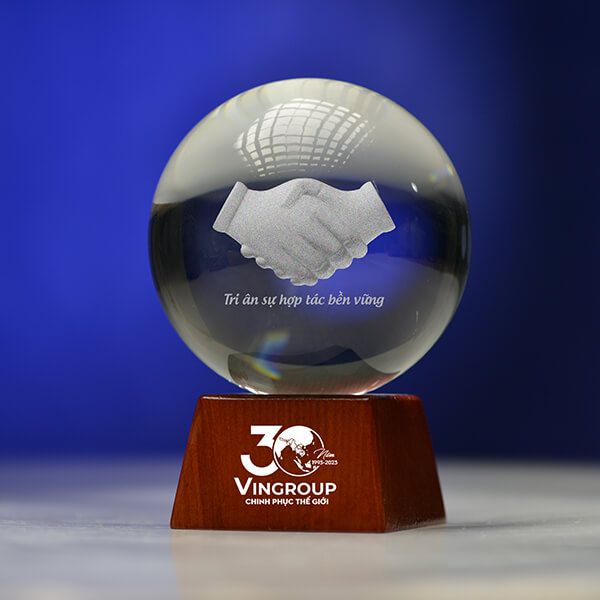 Quả cầu pha lê khắc 3D MC06 đế gỗ led 7 màu