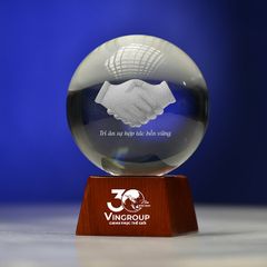 Quả cầu pha lê khắc 3D MC06 đế gỗ led 7 màu