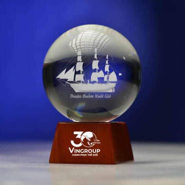 Quả cầu pha lê khắc 3D MC06 đế gỗ led 7 màu