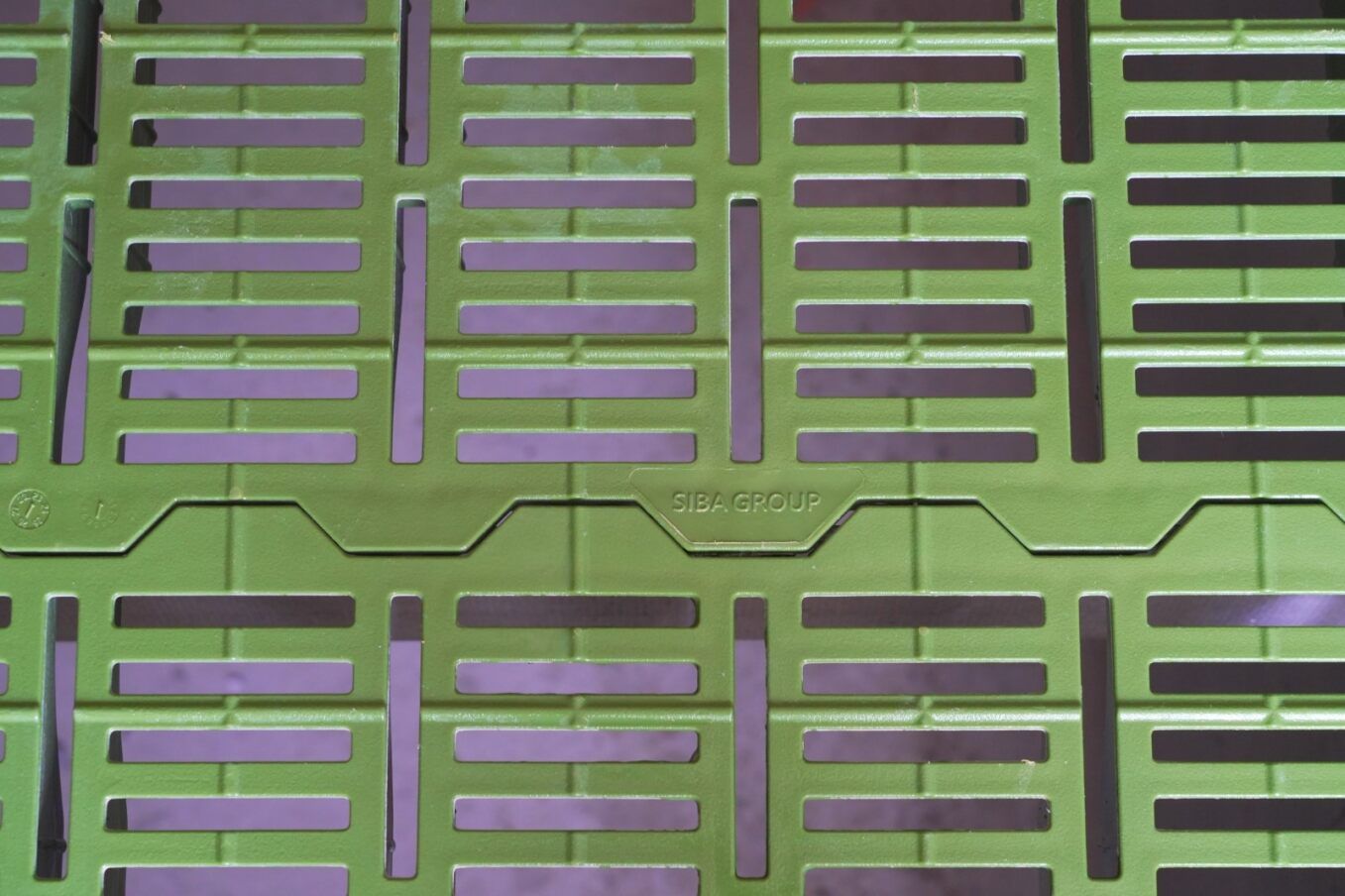  Tấm pallet nhựa lót sàn heo 