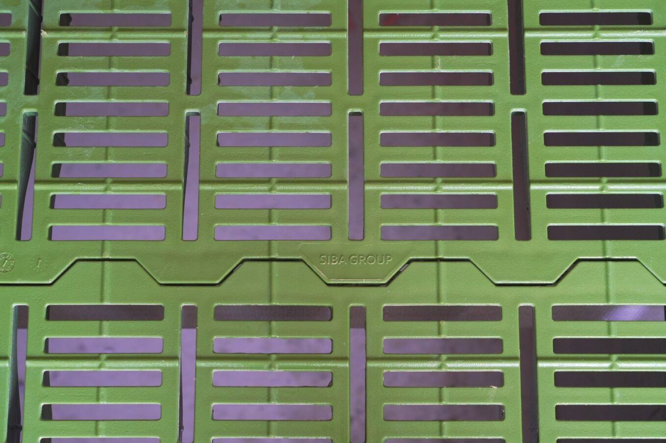  Tấm pallet nhựa lót sàn heo 