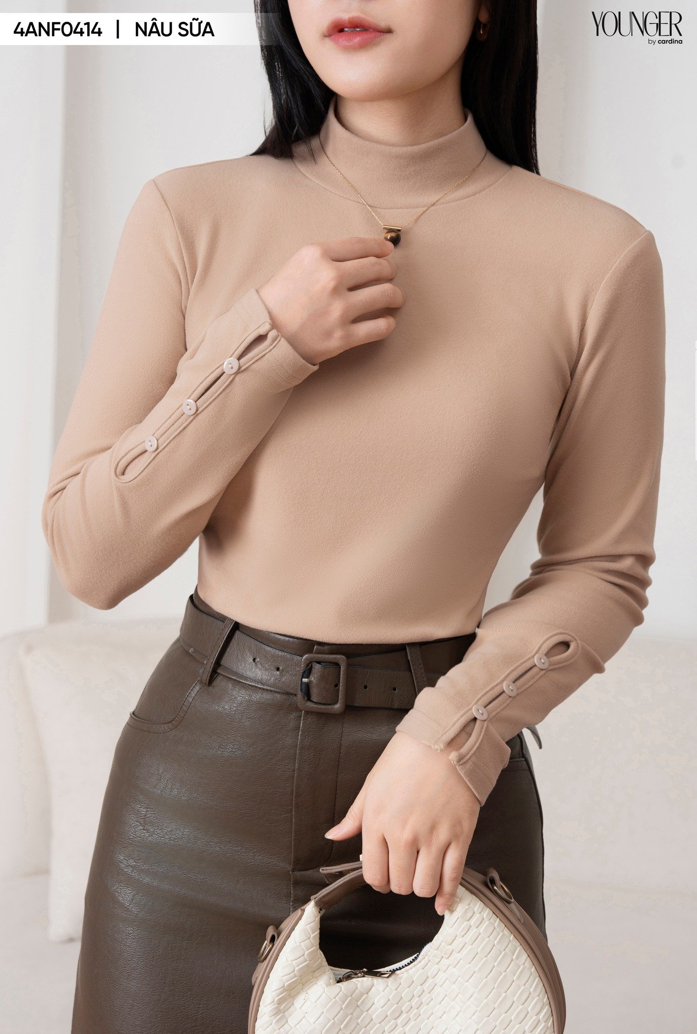 Áo cổ lọ ôm tôn dáng