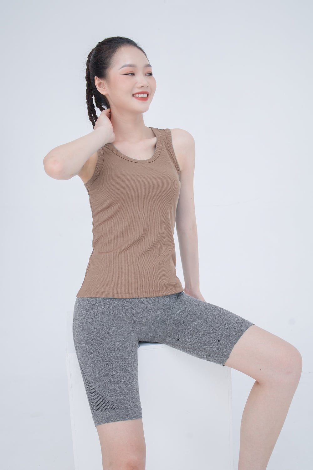Áo ba lỗ và quần legging ngắn