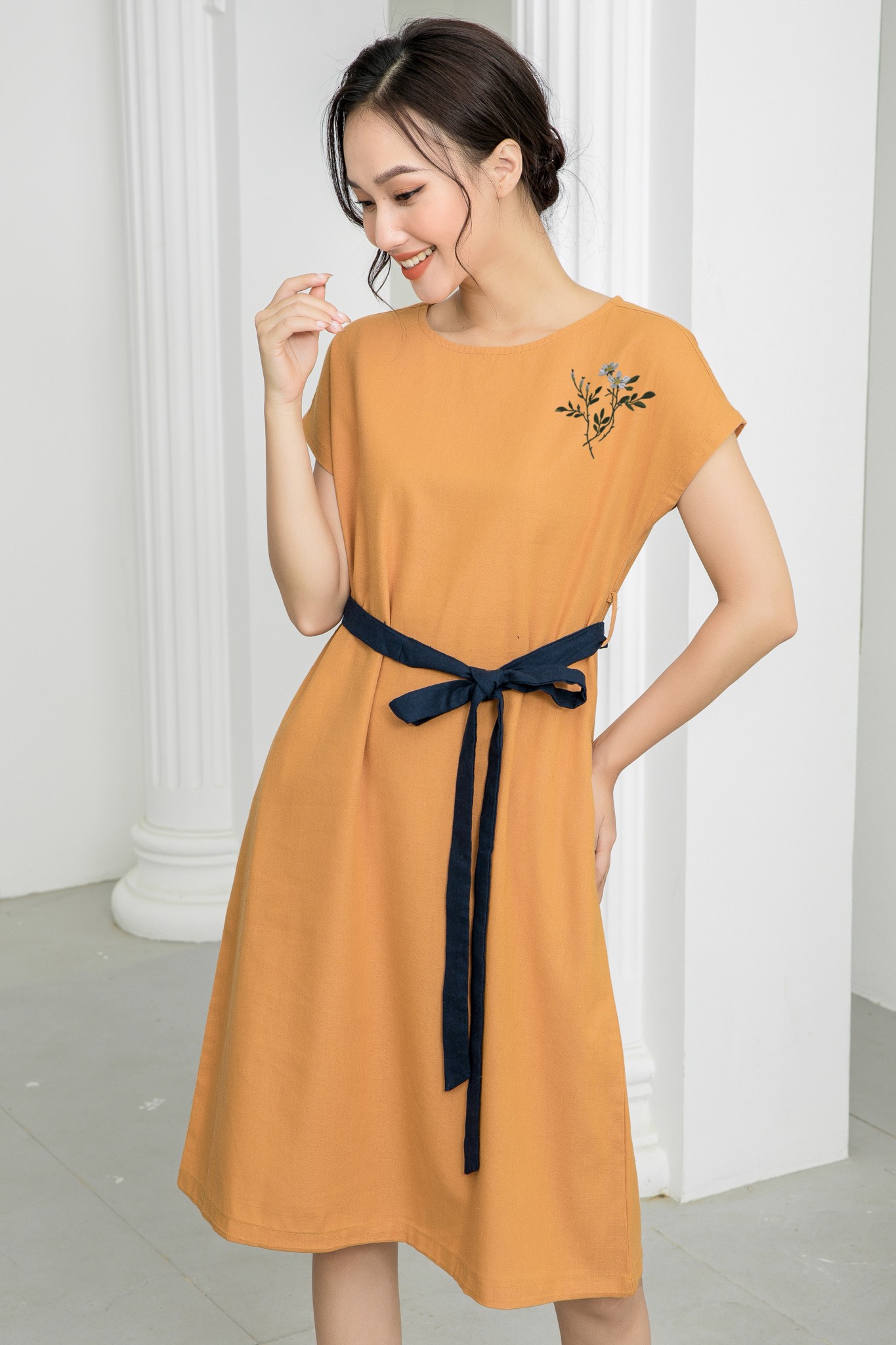 Vì sao đầm linen công sở trở thành must-have item trong tủ đồ nàng văn phòng?