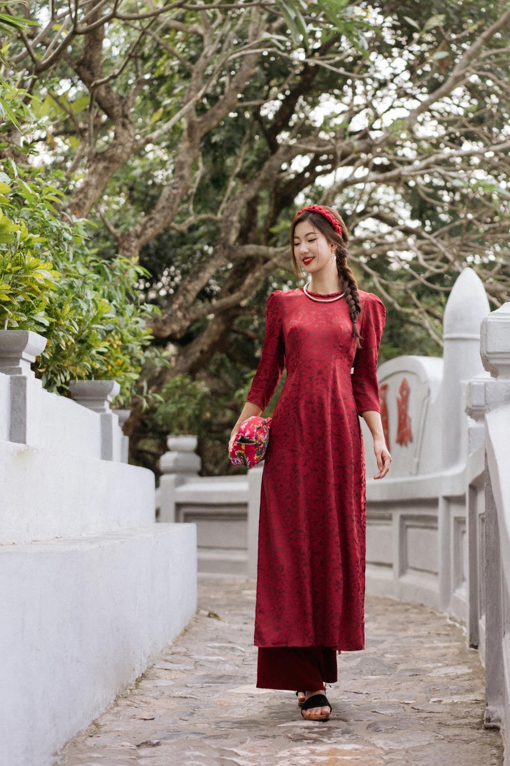 Mặc áo dài đi lễ tri ân có phải là lựa chọn tốt nhất?