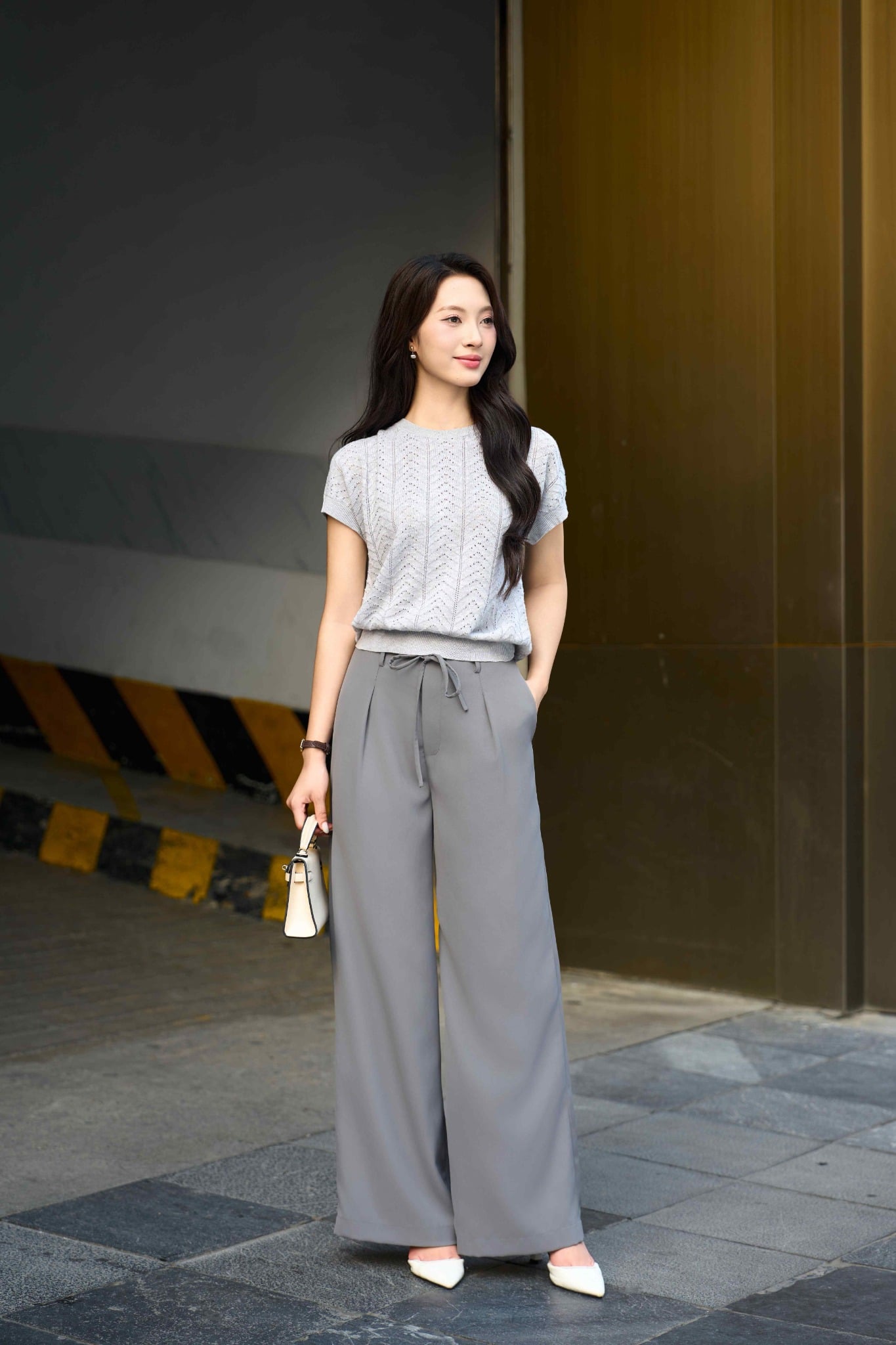 Áo dệt kim mỏng và Chân váy midi lụa