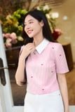  Áo sơ mi croptop phối cổ họa tiết in nơ kẻ có đệm vai tôn dáng 