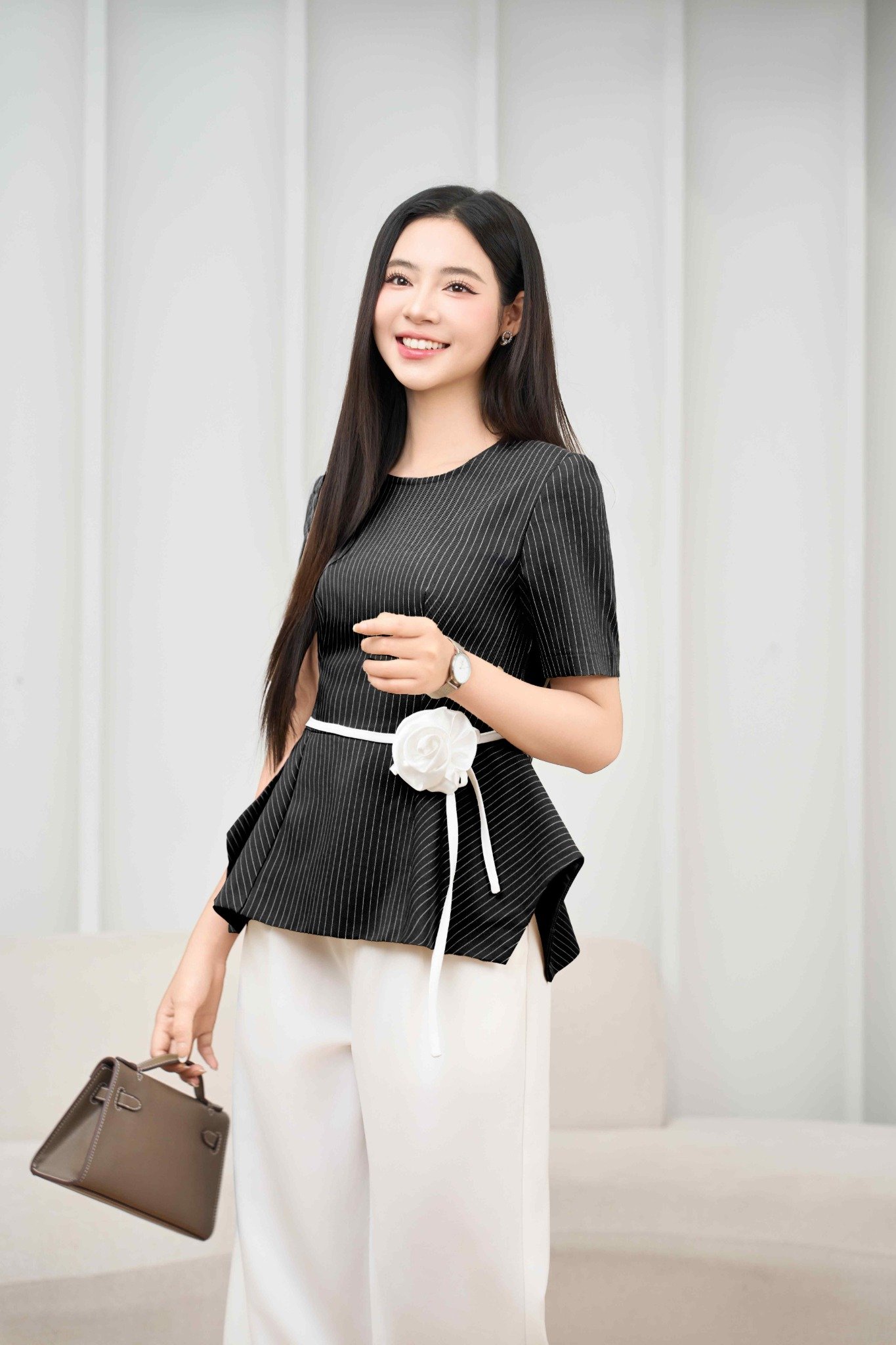 Bí quyết phối đồ cùng kiểu áo nàng thơ để thăng hạng phong cách ngày hè