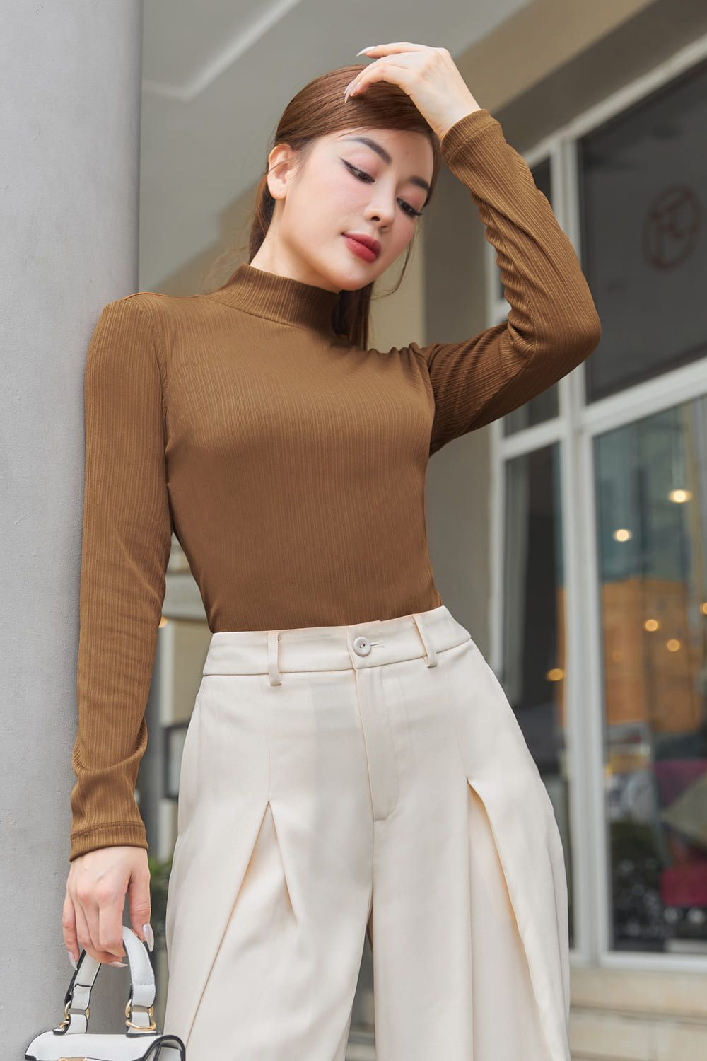 Áo len mỏng cổ lọ và quần tây
