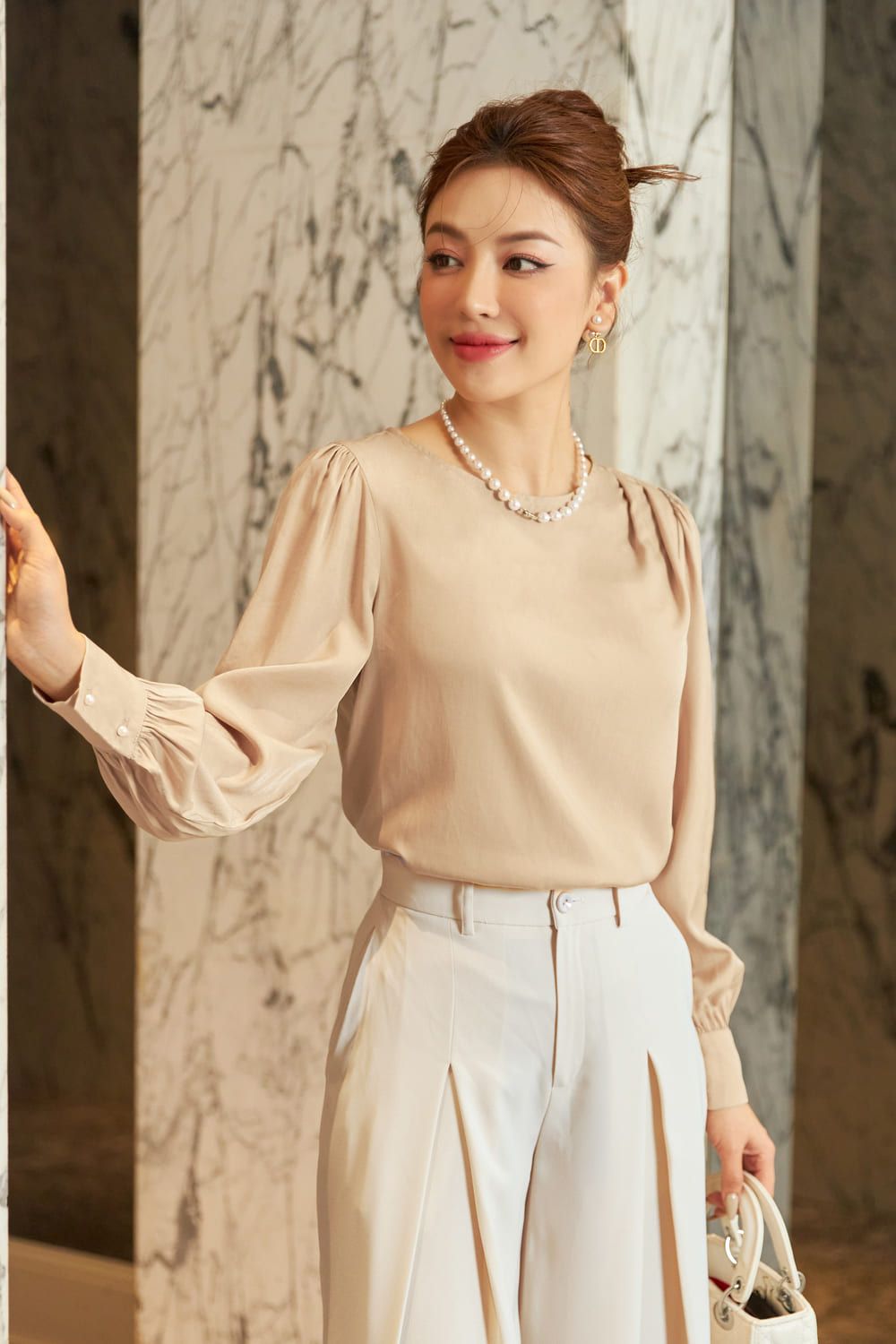  Áo blouse chất tằm thô tay dài xếp ly vai khuy cài ngọc trai thanh lịch 