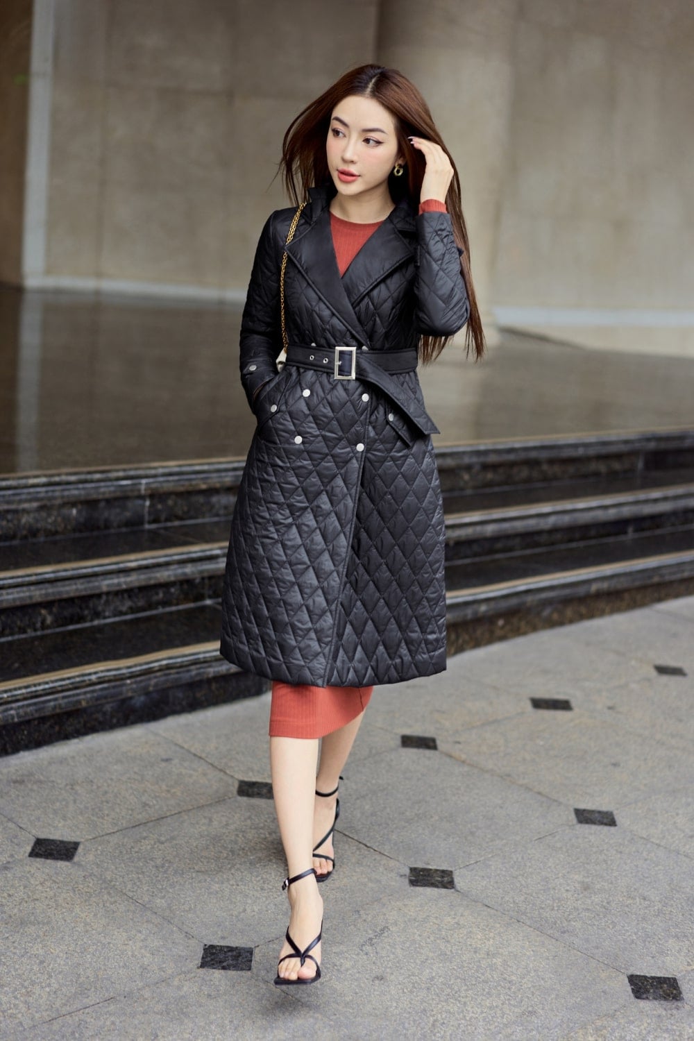 Đầm liền thân (Sheath Dress) và Áo khoác Trench Coat