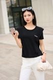  Áo phông nữ chất cotton cổ tròn vai cách điệu tag kim loại ngực 