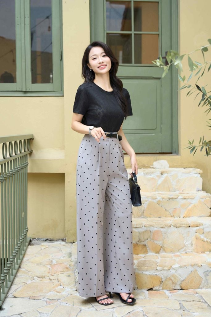  Áo kiểu ren nữ Cardina dòng Younger vải ren thiết kế ngắn tay cổ tròn 