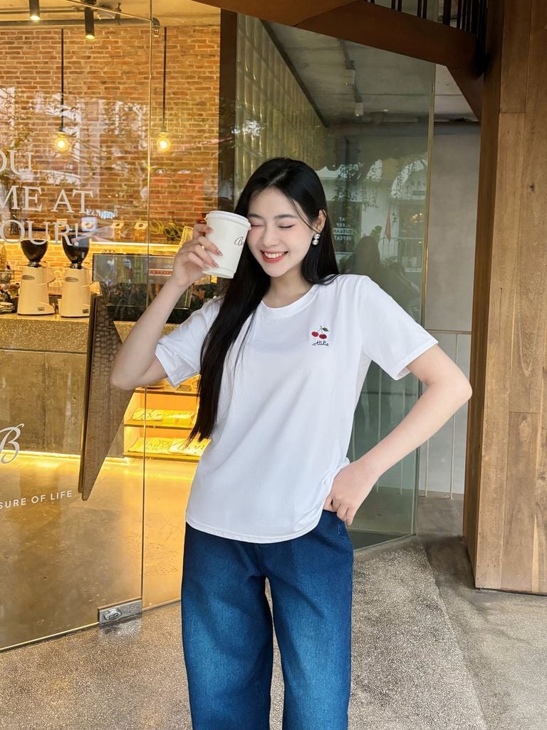  Áo phông nữ chất liệu cotton dáng cổ tròn thêu ngực 