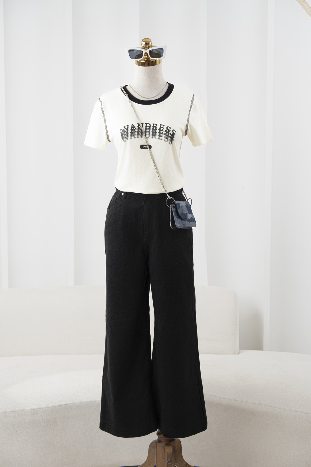 Áo phông trắng + quần ống rộng màu đen