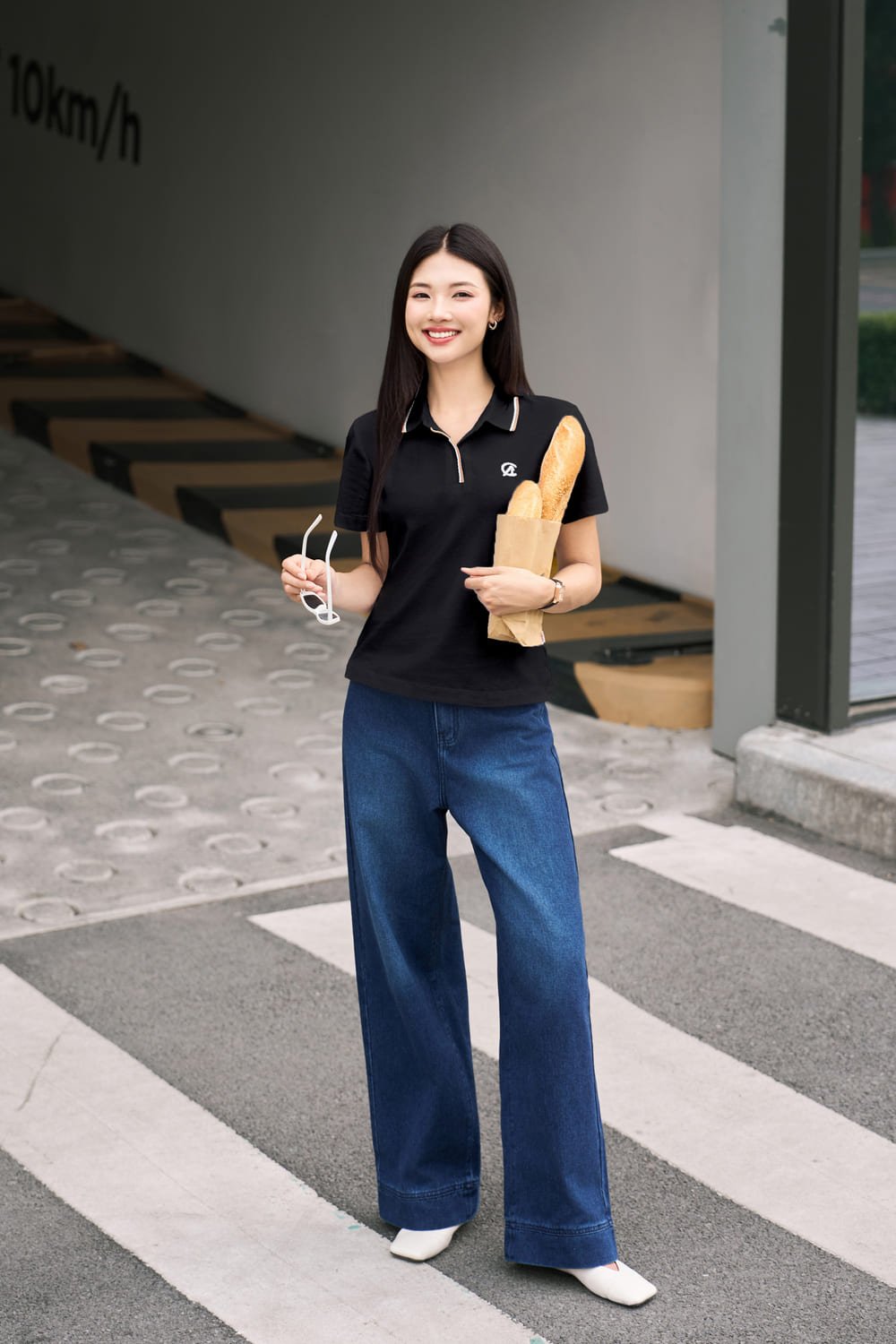 Áo polo và quần jeans trơn không rách