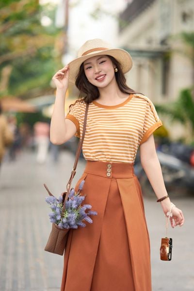 Áo phông nữ chất cotton dáng tay liền cánh dơi họa tiết kẻ ngang phối cúc vai