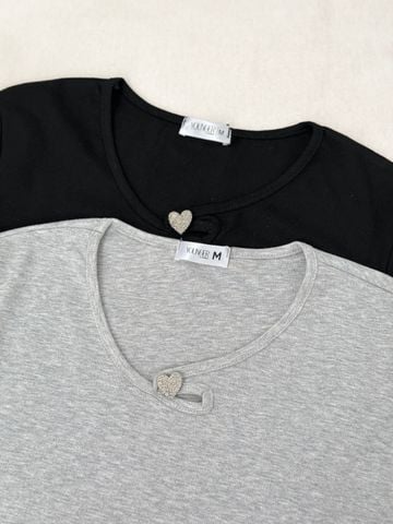 Áo phông nữ chất cotton thiết kế khuyết cổ đính tag