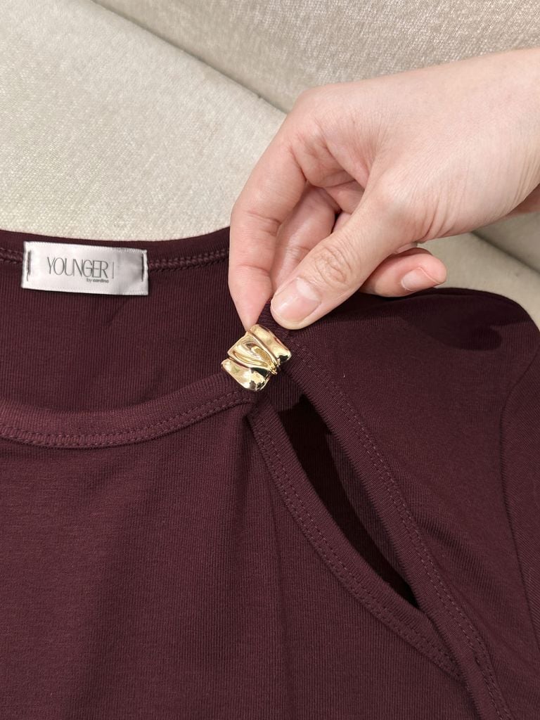  Áo thun nữ dáng cổ xẻ cách điệu phối khuy cotton co giãn 