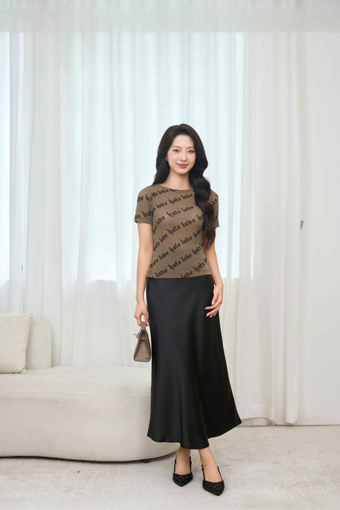  Áo thun nữ in chữ nhung dáng ôm cổ leo thời thượng 