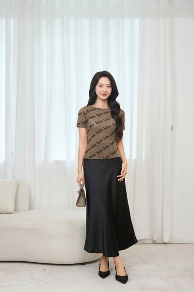 Áo thun nữ in chữ nhung dáng ôm cổ leo thời thượng