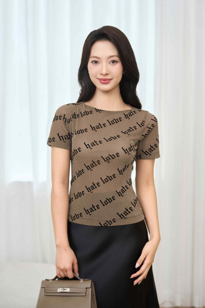  Áo thun nữ in chữ nhung dáng ôm cổ leo thời thượng 