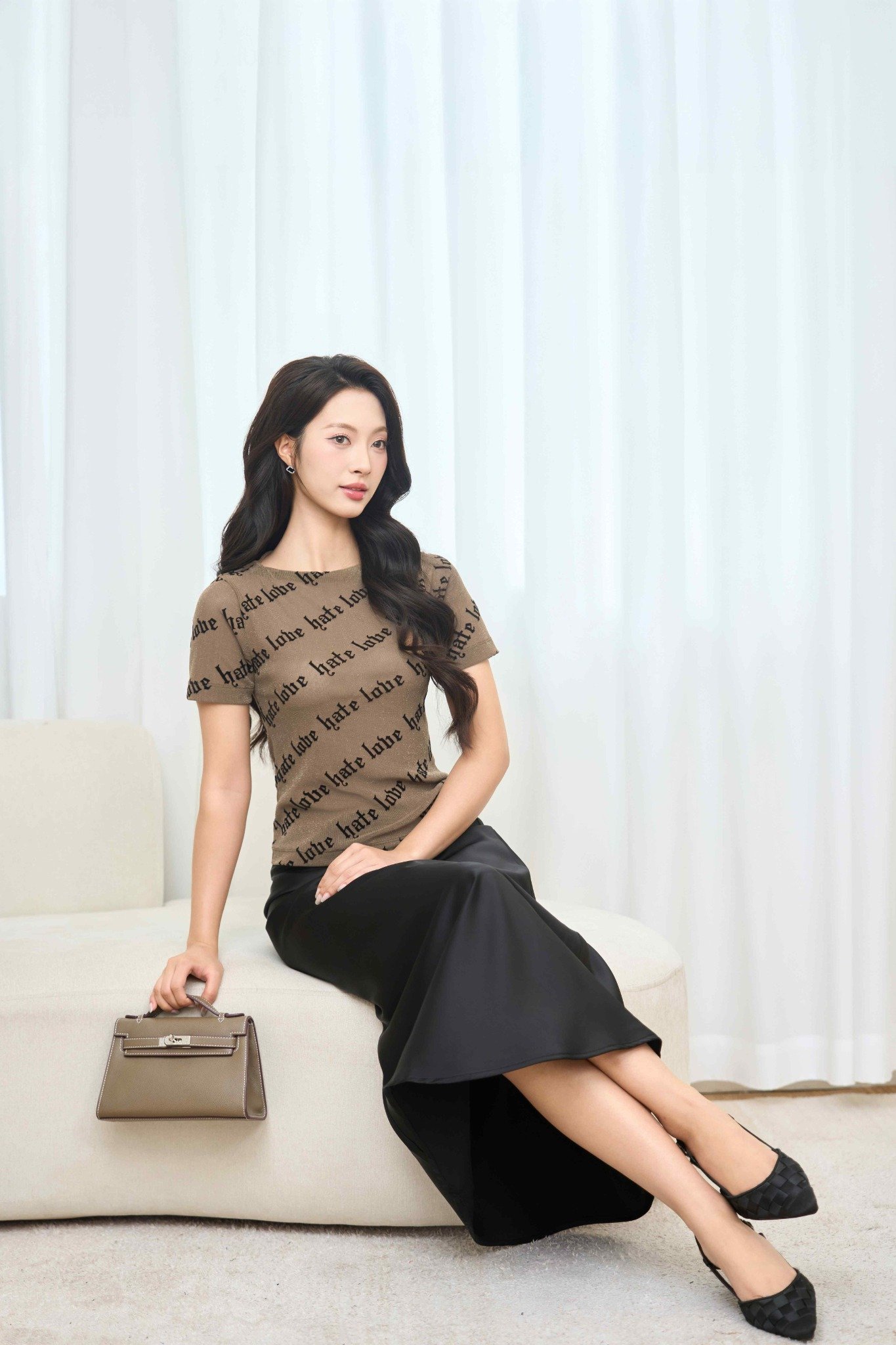 cách tạo dáng chụp ảnh đẹp khi mặc váy ngắn