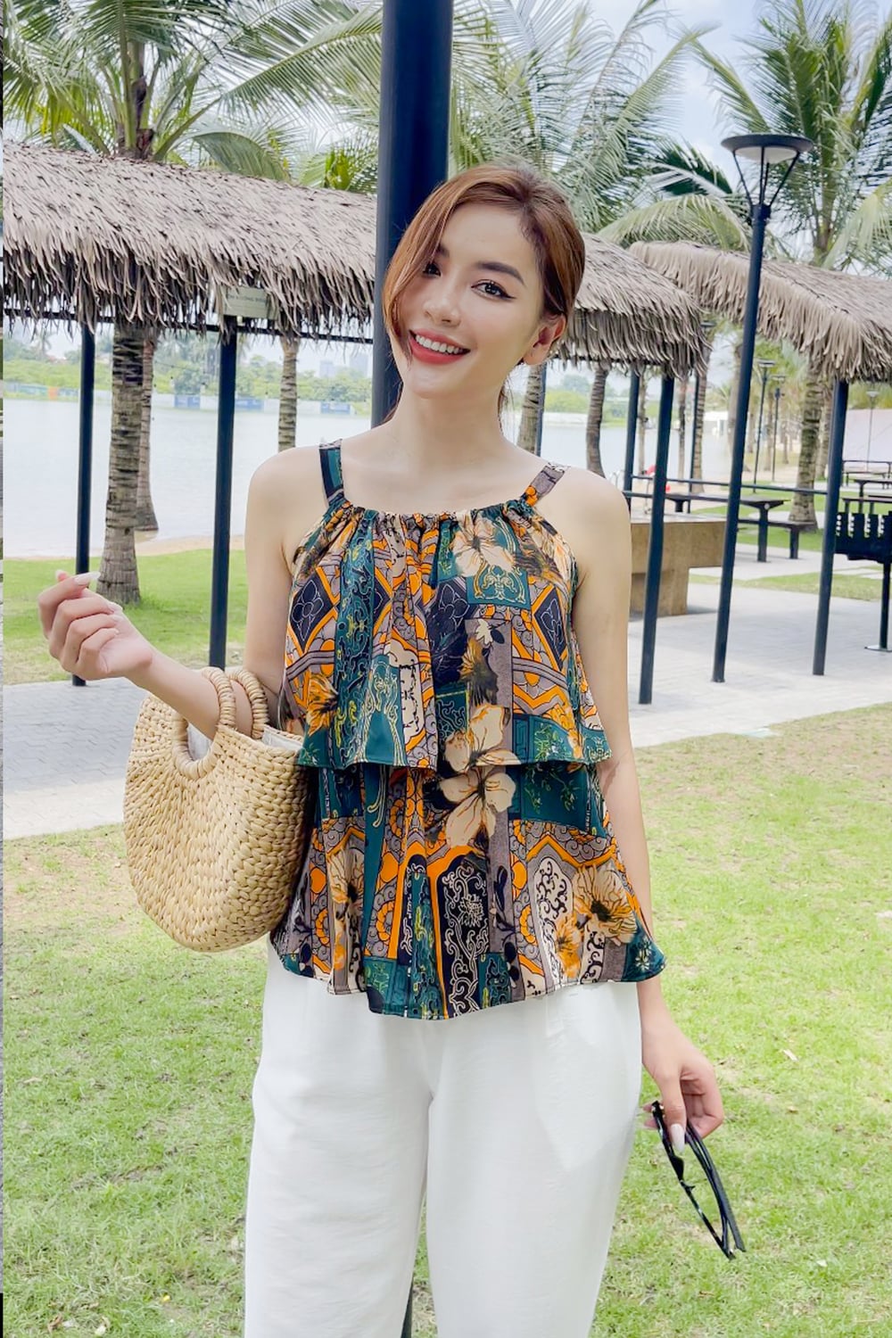 Cổ yếm khoét sâu chữ V quyến rũ
