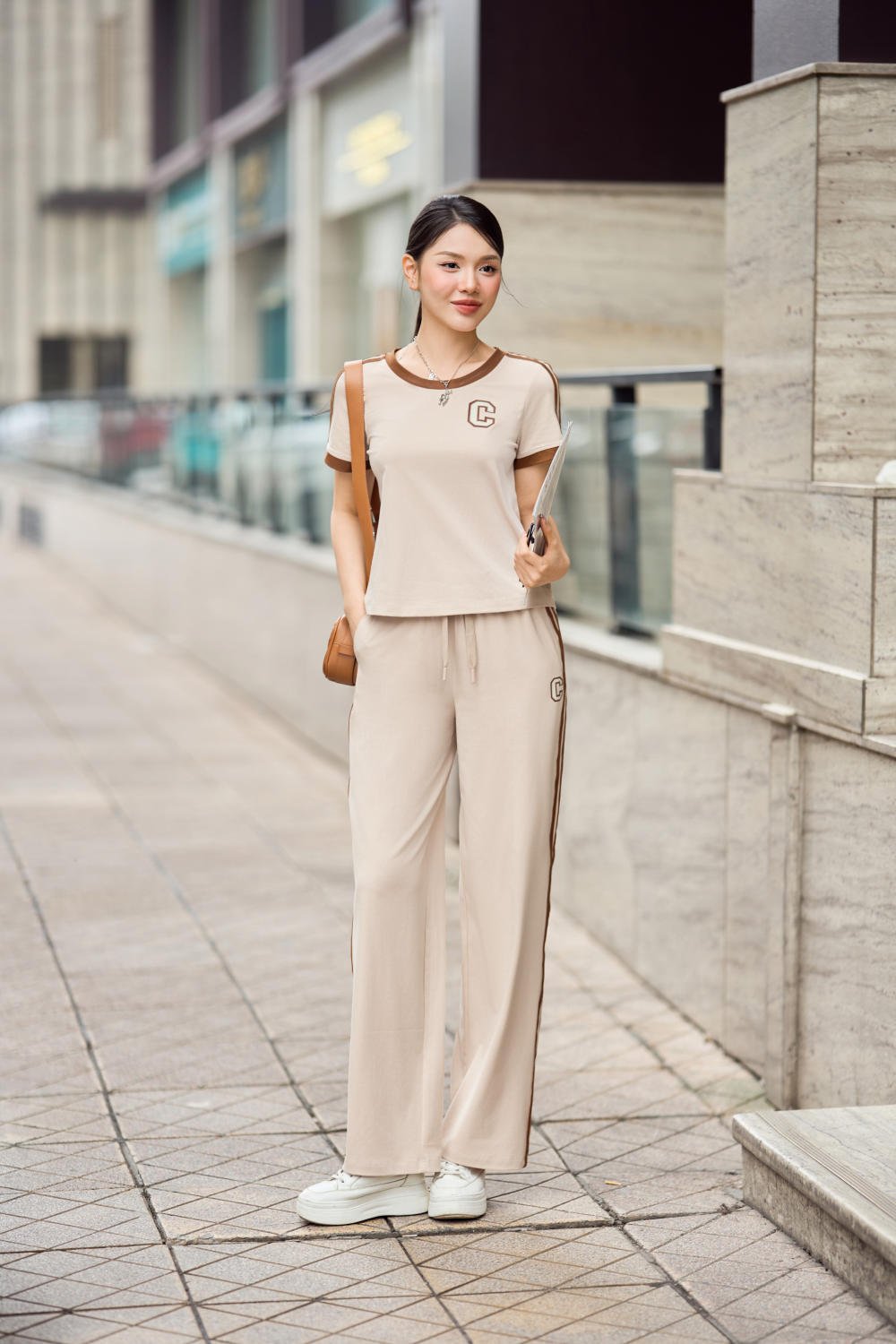 Bộ cotton nữ dáng quần dài phối kẻ cổ viền hình in ngực