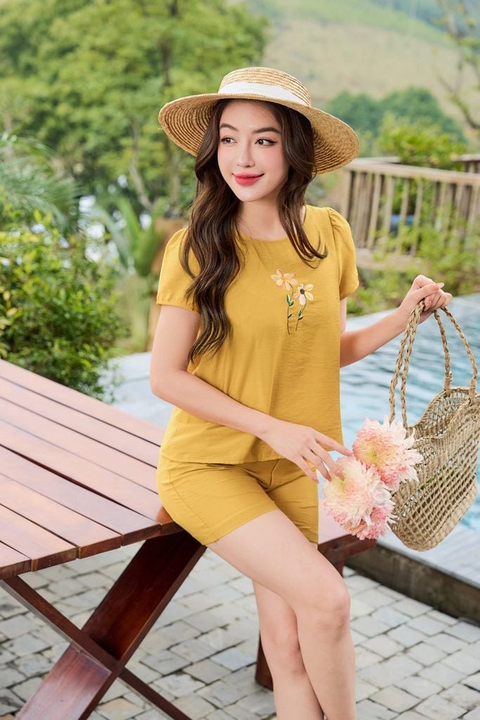  Đồ bộ vải đũi bamboo xẻ sau thêu hoa ngực phối quần đùi 