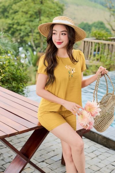  Đồ bộ vải đũi bamboo xẻ sau thêu hoa ngực phối quần đùi 