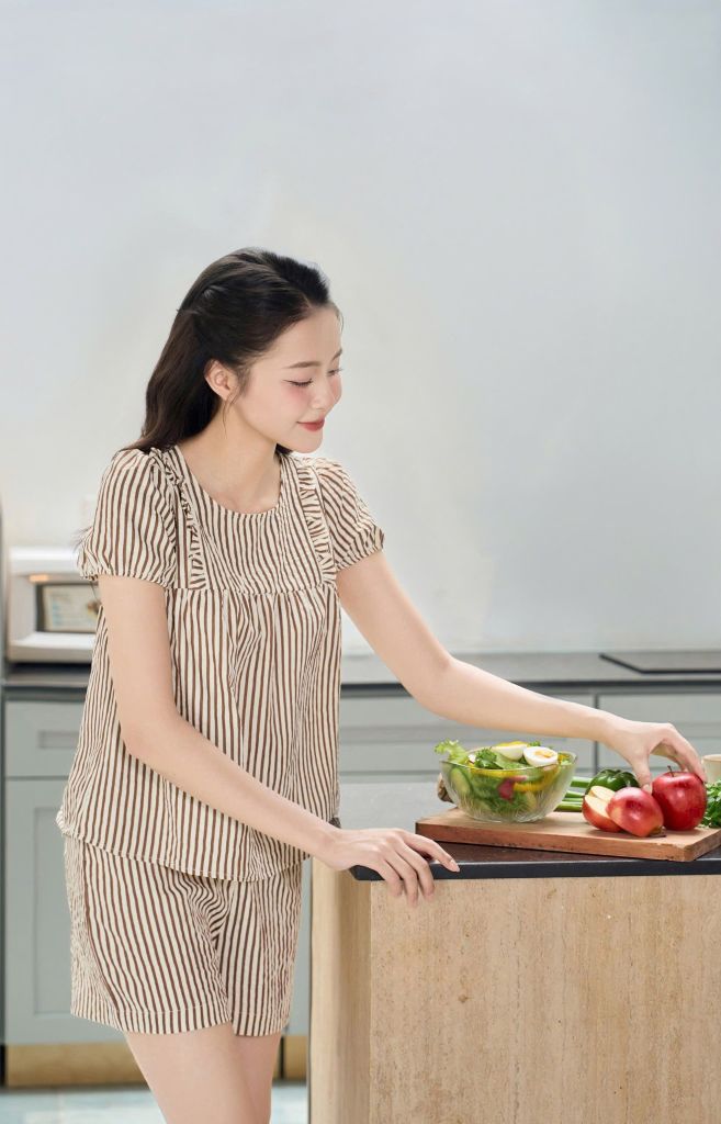  Bộ thô kẻ mặc nhà nữ dáng quần đùi cổ tròn nhún ngực 