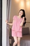  Bộ thô kẻ mặc nhà nữ dáng quần đùi cổ tròn nhún ngực 