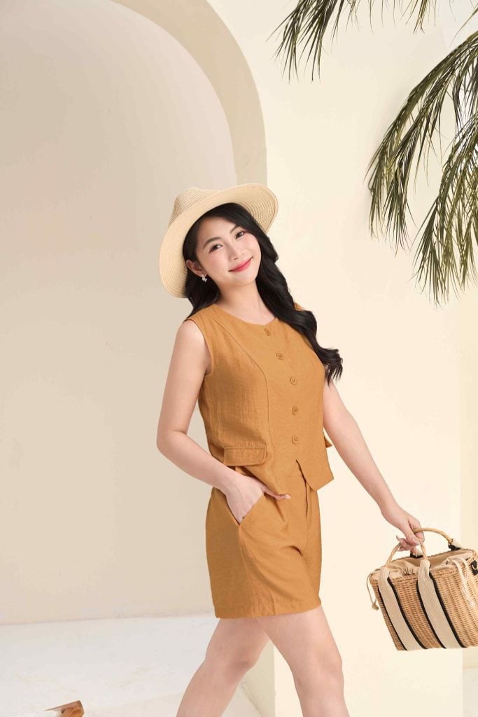  Bộ đồ nữ Cardina dòng Casual vải đũi bamboo dáng gile quần đùi phối cúc 