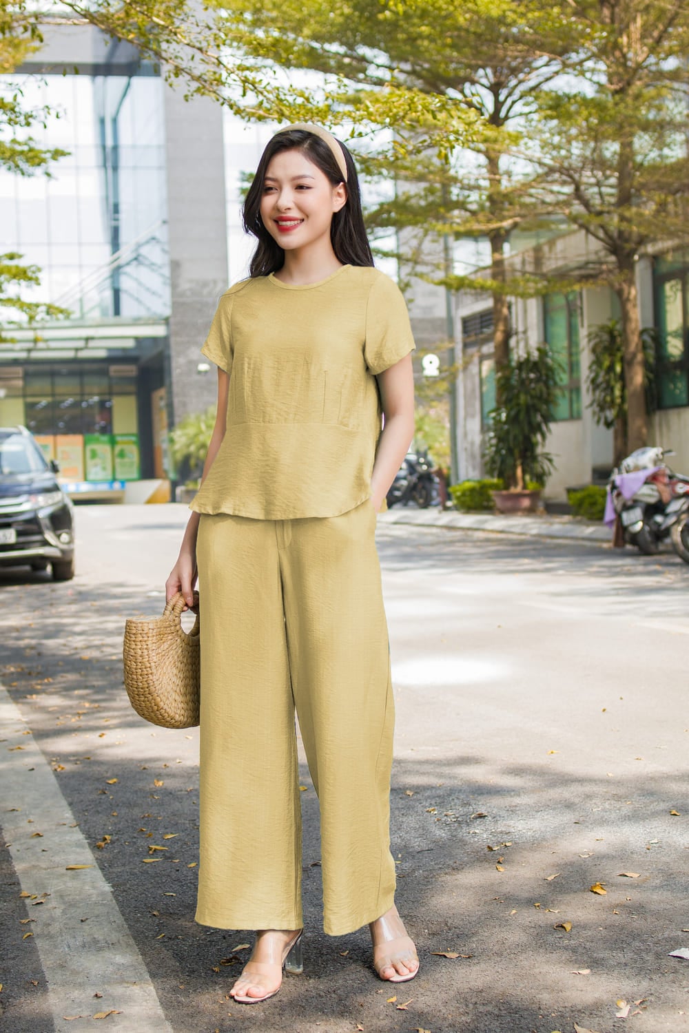 Áo blouse tay bồng và quần jeans culottes sành điệu