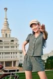  Set quần áo vải thô kẻ dáng cổ vest túi trước phối quần đùi cạp chun sau co giãn 